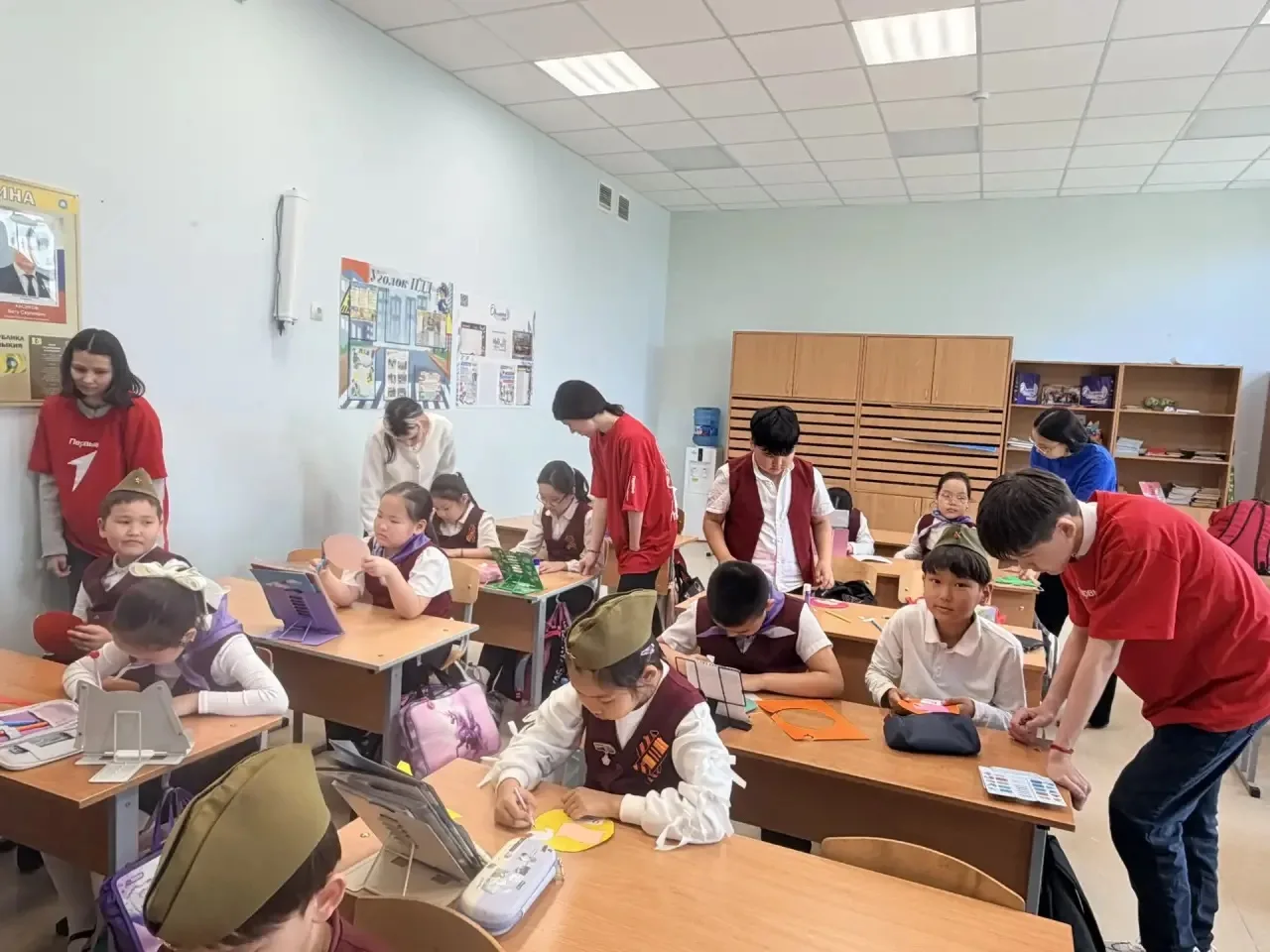 🇷🇺 Мастерская памяти «Подарок ветерану»: тепло детских сердец для героев.  В преддверии 9 мая в наше