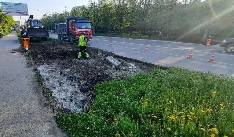 В округе продолжаются работы по ремонту автомобильных дорог.   Подрядчик уже приступил к обновлению 