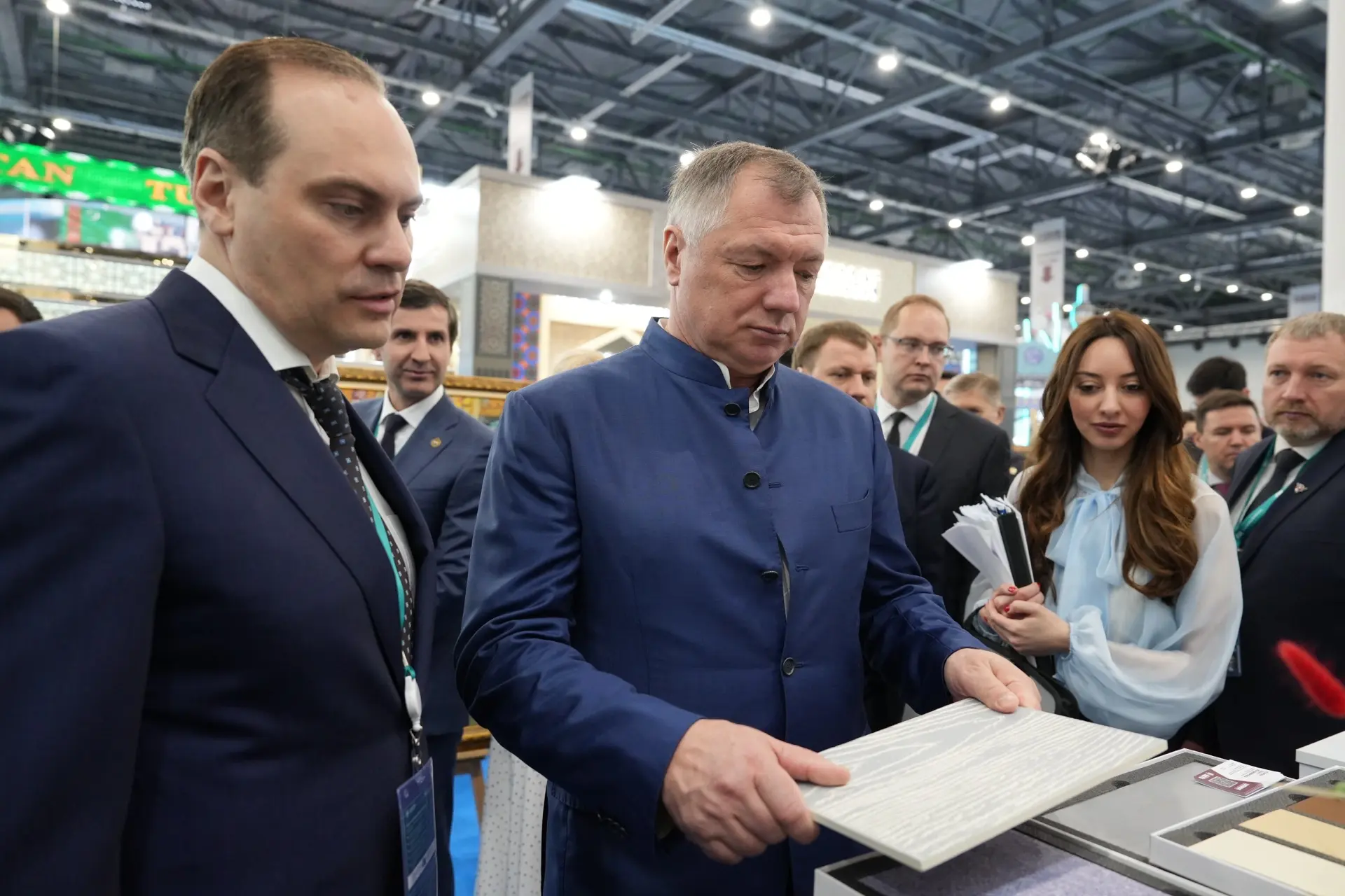 Марат Хуснуллин познакомился с нашим стендом на «КазаньФоруме»