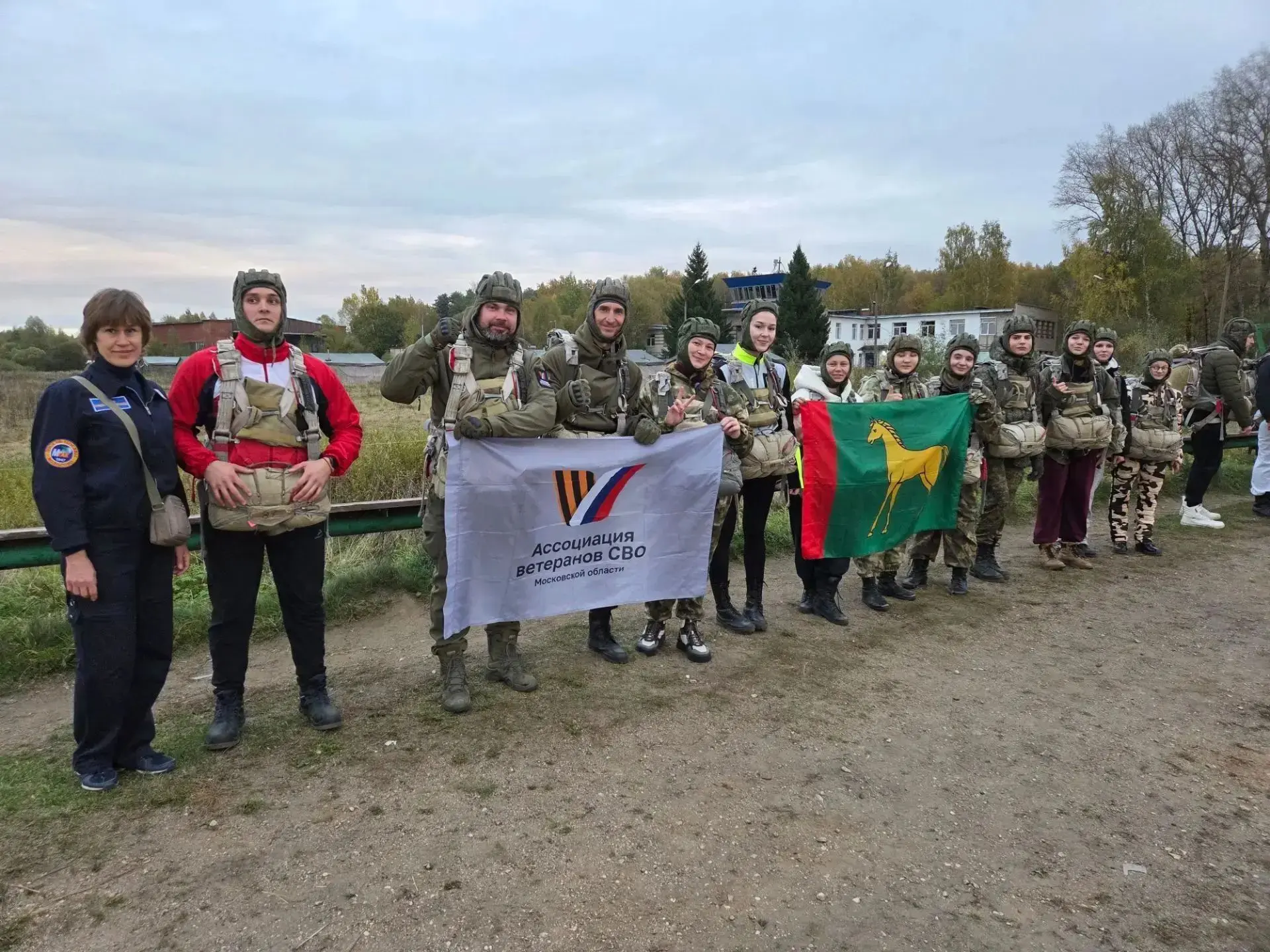 Воспитанники «Бронницкой казачьей молодёжной сотни» совершили свой первый прыжок с пара...