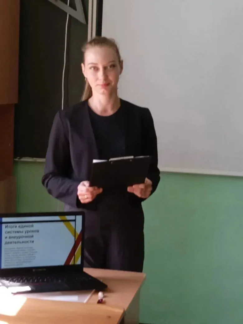 Кроткина Е В., учитель иностранного языка школы с. Иванырс 14 мая  выступила на районно...