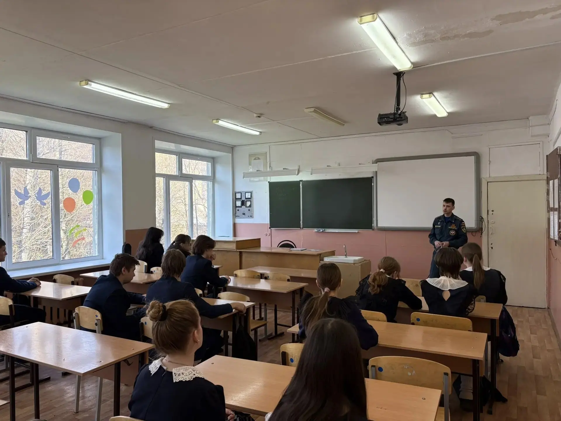 🚒 Профориентационная встреча Во 2 корпусе для учащихся 9-х классов прошла встреча со старшим инспект