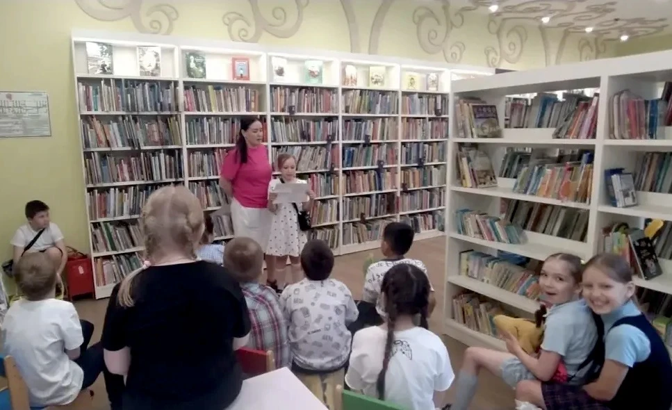 В преддверии летних каникул ребята из 3В класса отправились в настоящее литературное путешествие! 📚 