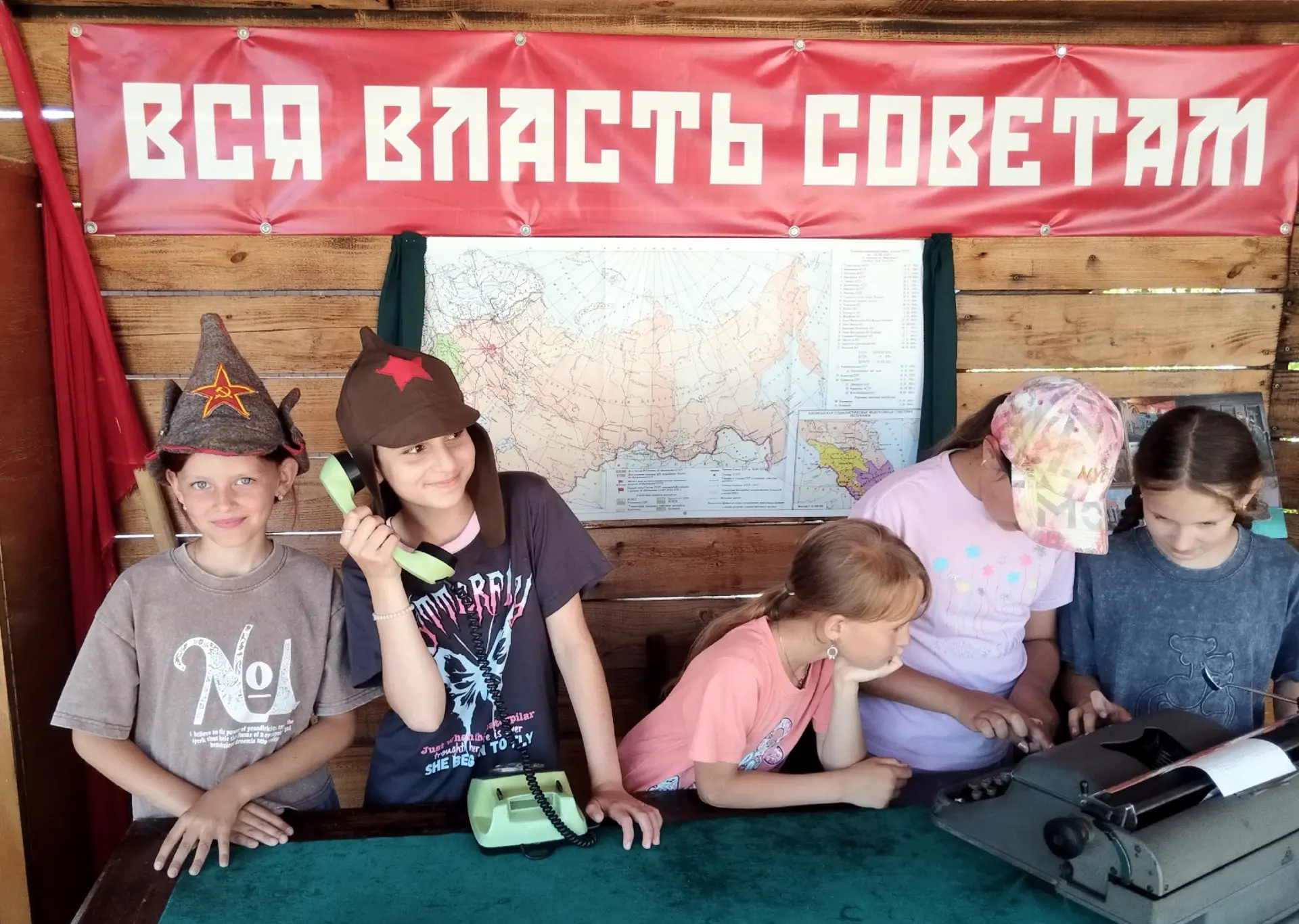 Школьники Великомихайловской СОШ им. Г. Т. Ильченко посетили наш музей!

Ребята с большим интересом 