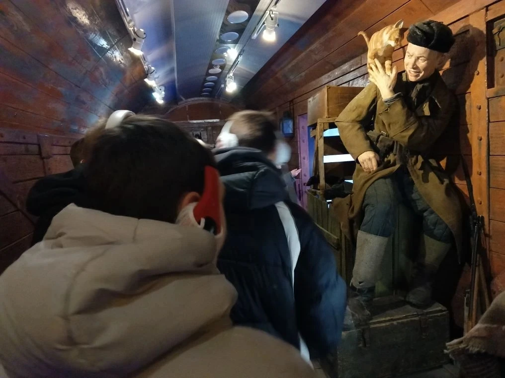 23 и 24 февраля учащиеся  5к, 7а, 7в, 8б и 8к классов посетили передвижной музей «Поезд Победы». Это
