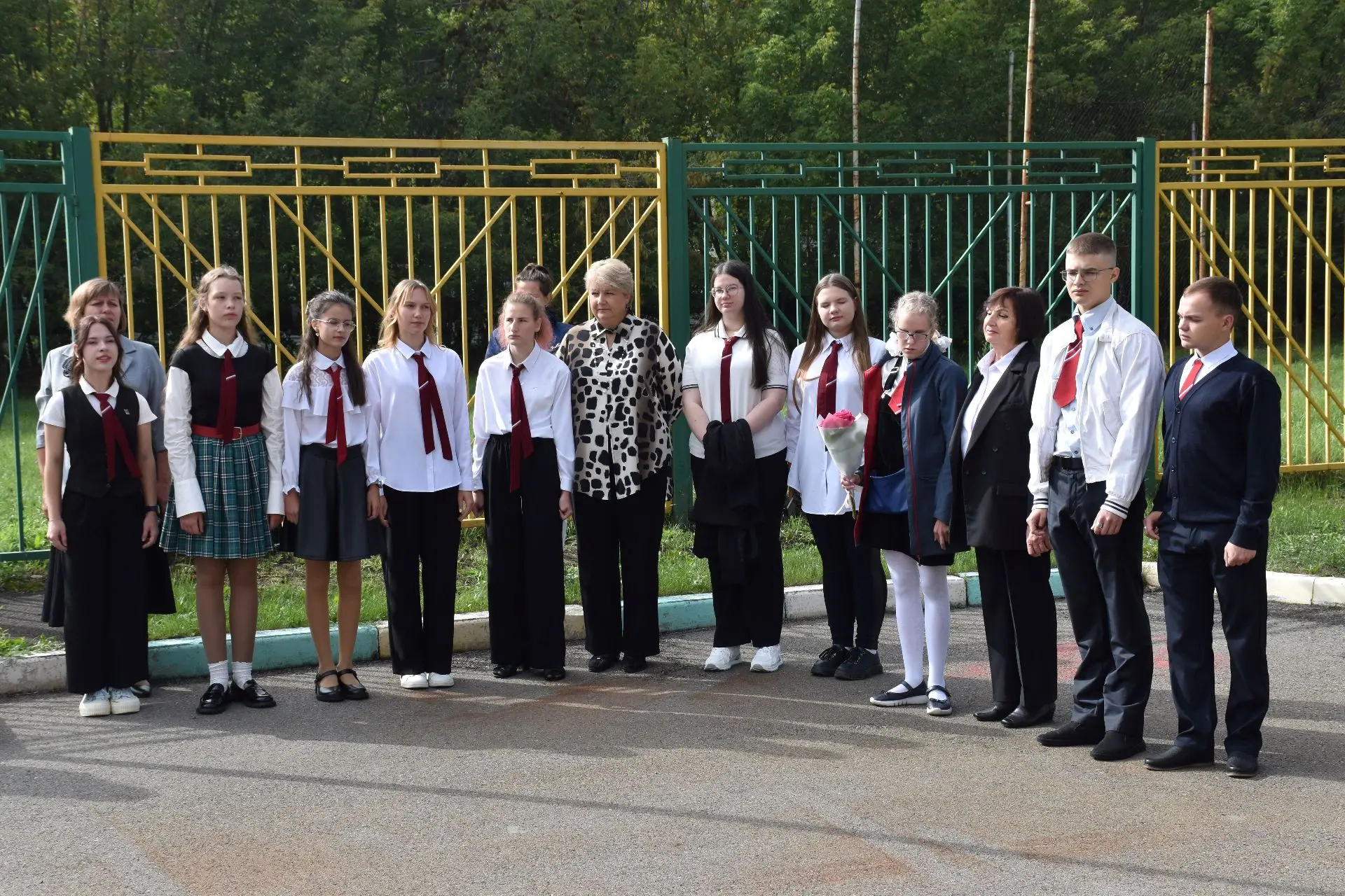 Продолжая празднование Дня знаний, сразу после школьной линейки ученики и педагоги стал...