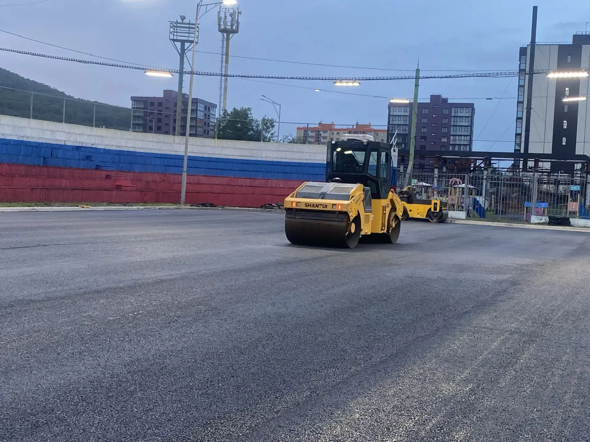 🚧 Благоустройство стадиона «Строитель»  продолжается в Елизове.