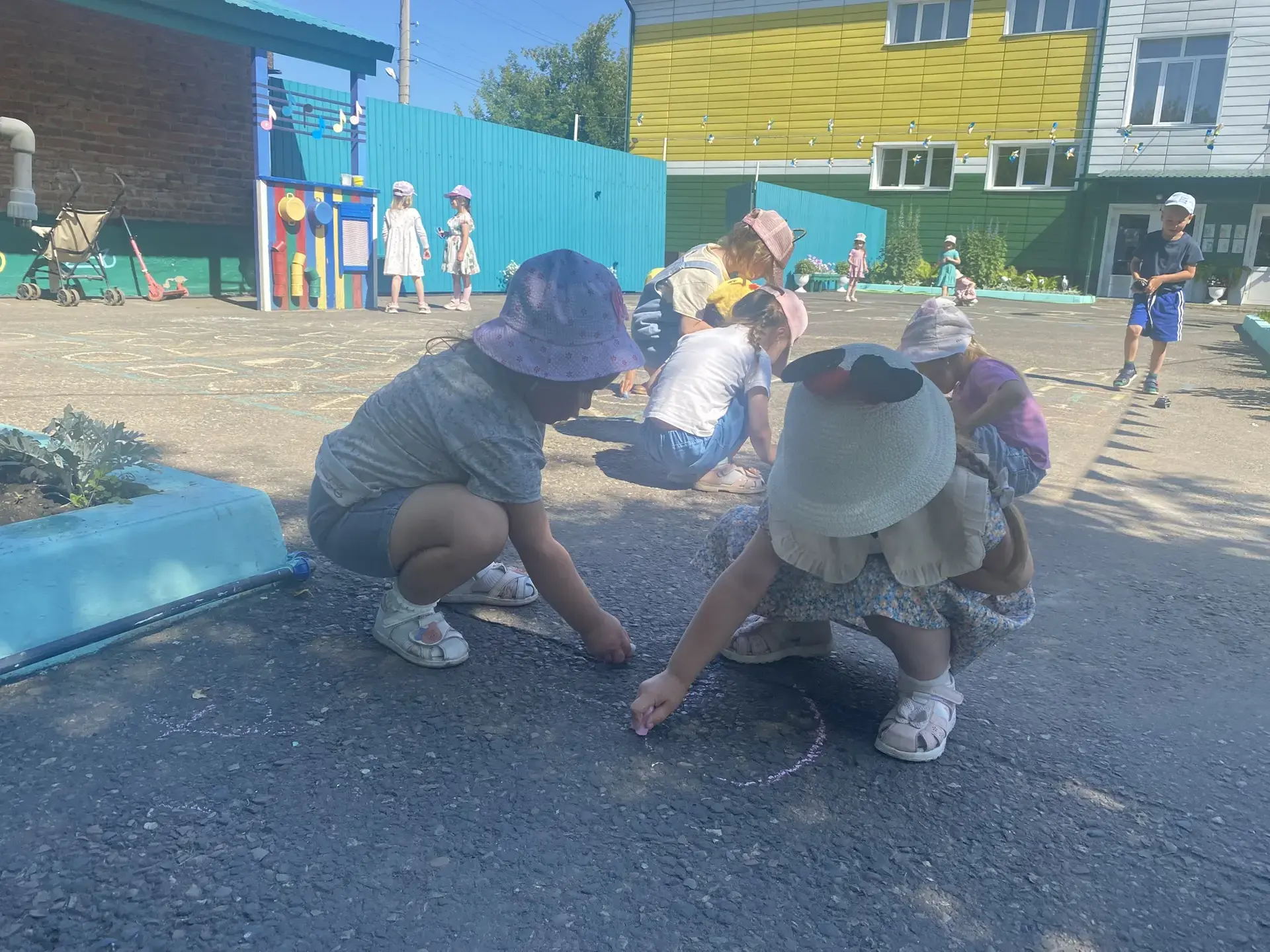 📸 Малыши раскрашивают мир! Всемирный день рисования на асфальте 🎨👶

Вчера в доме Открытий на улиц