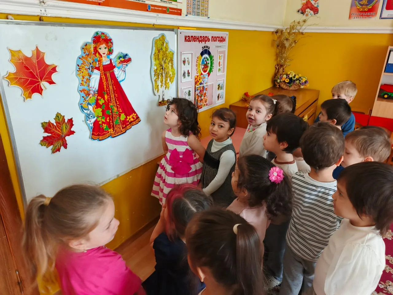 🎨 На занятии по рисованию гуашью в младшей А группе ребята творили «Разноцветный ковёр...