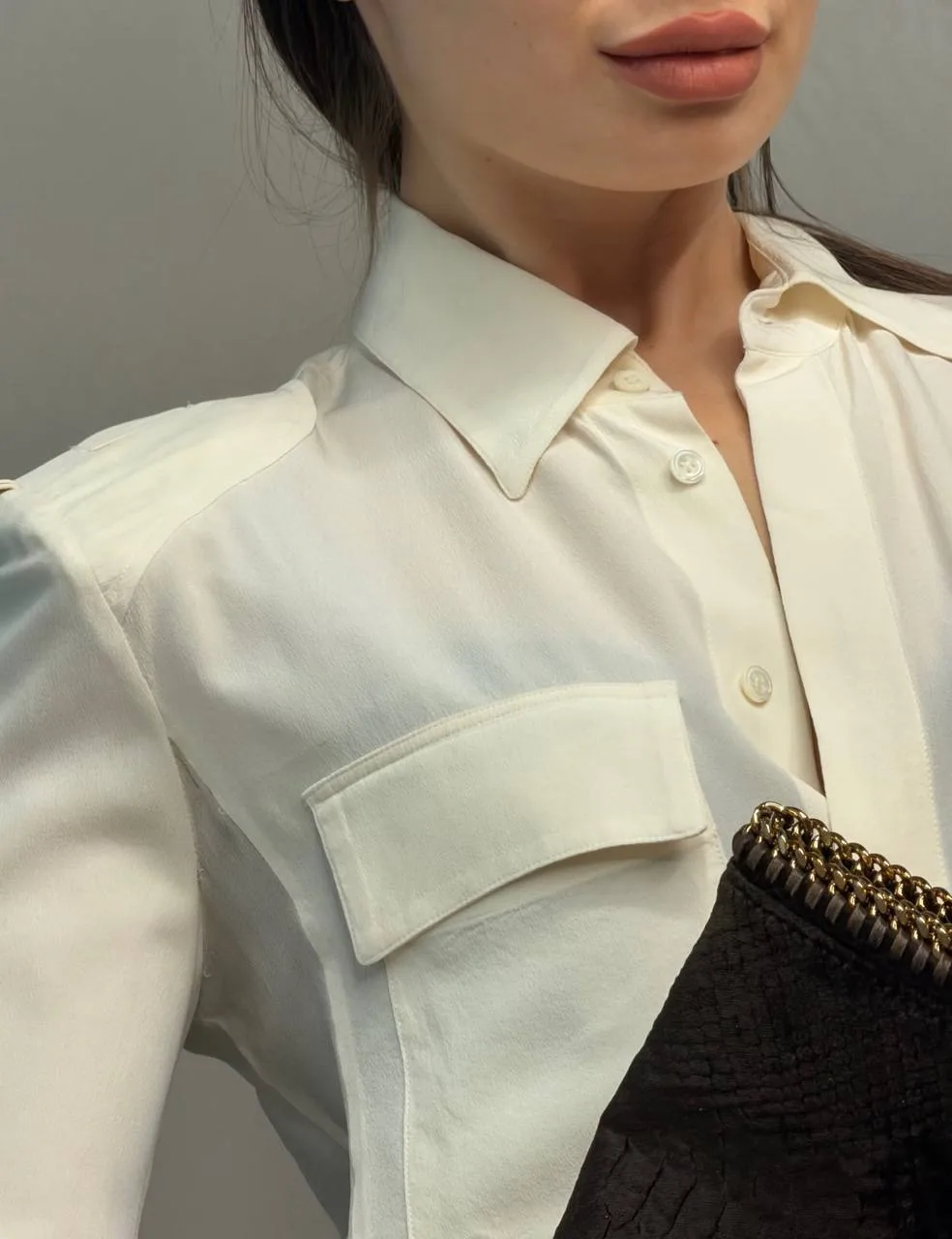 Блуза Tom Ford из шёлка
Отличное состояние 
На S
С подплечниками*
Стоила 60т
Сейчас 7500🤍
