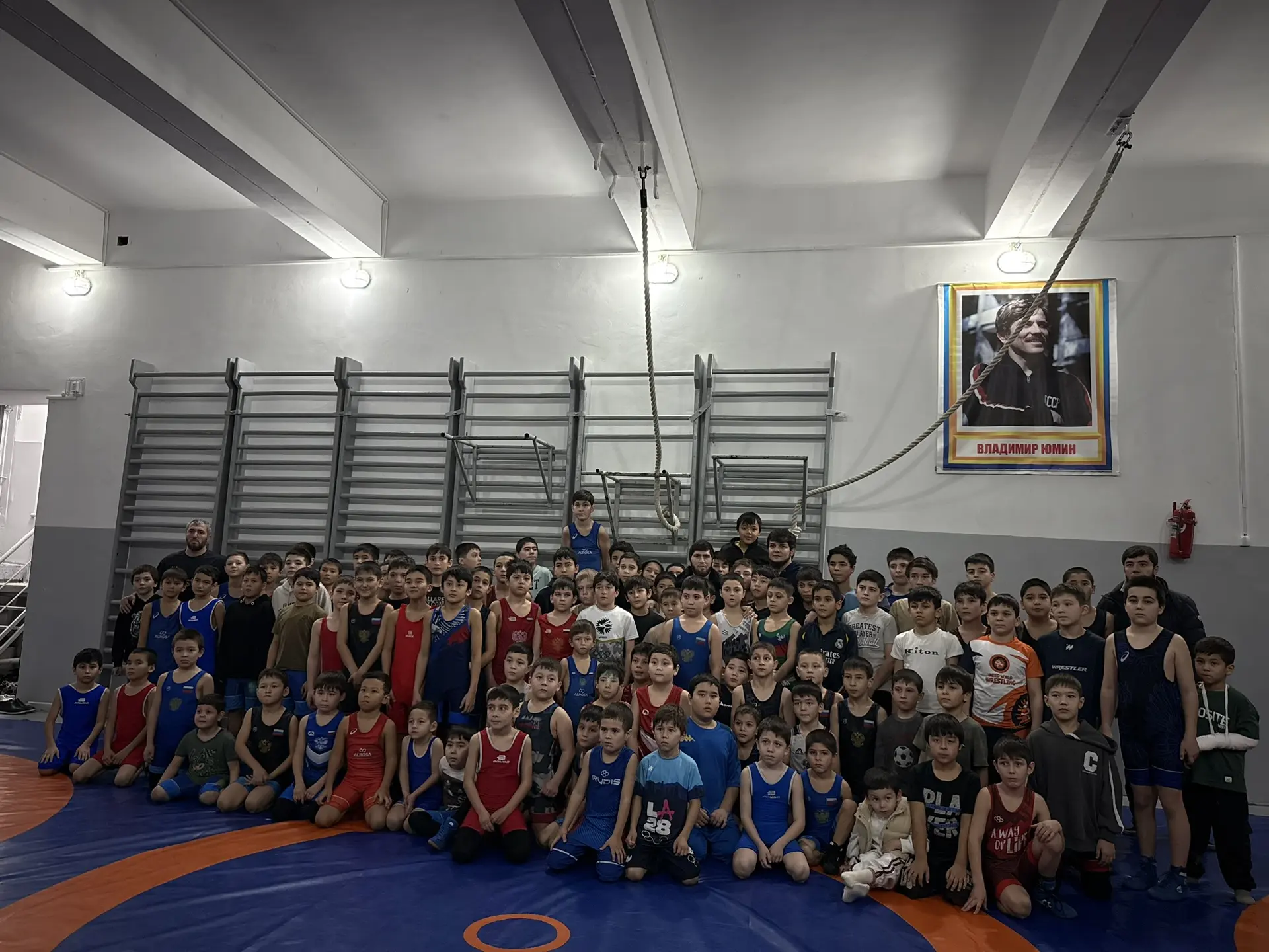 Живая легенда в гостях! 🤼‍♂️✨ Сегодня  в нашей школе произошло по-настоящему историческое событие! П