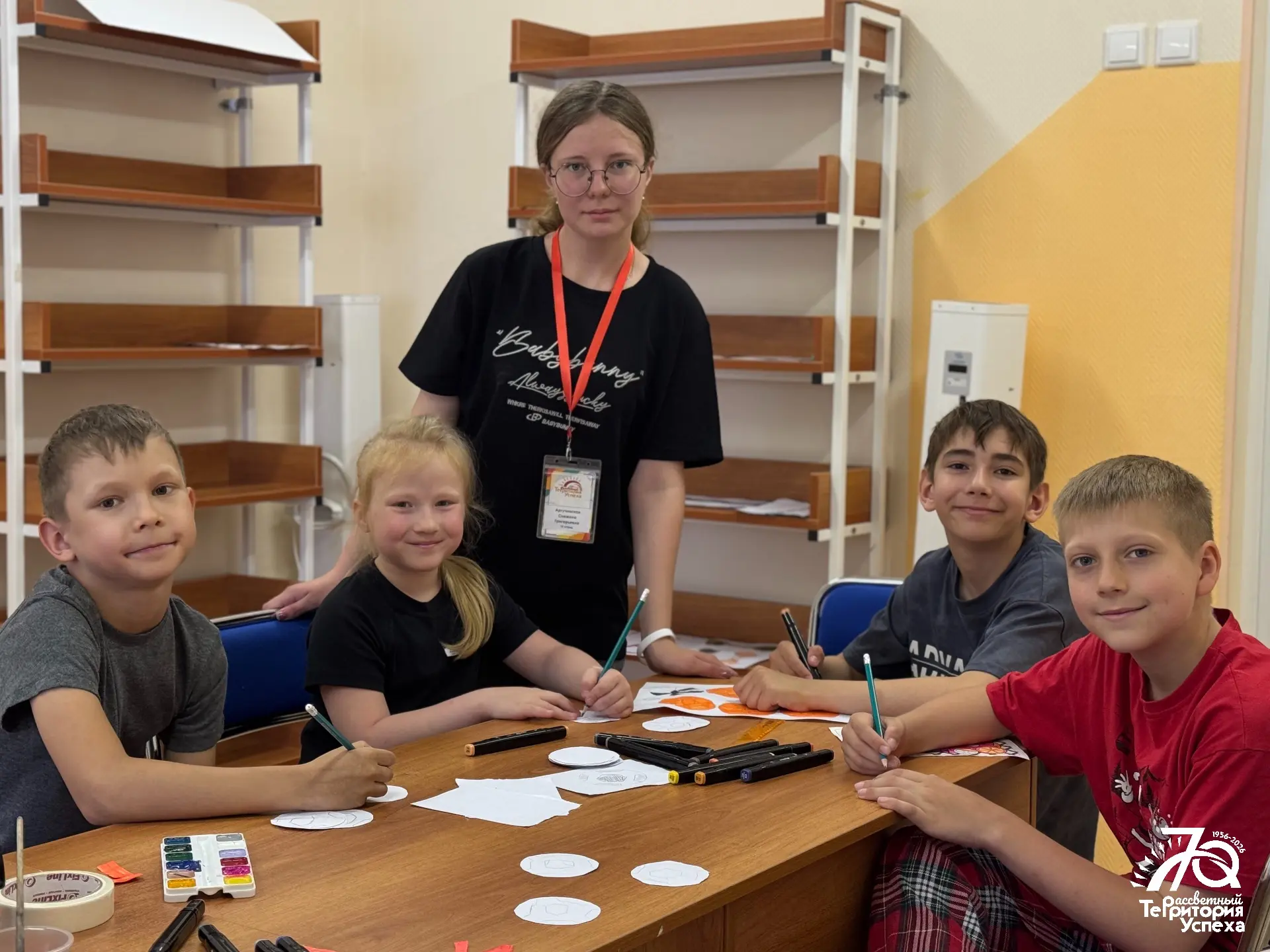 ПОДГОТОВКА ОТРЯДНЫХ УГОЛКОВ🤩

В первой половине дня ребята активно работали над созданием своих отр