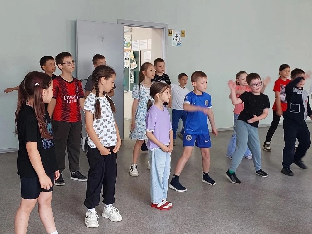 ✨ Ещё один весёлый день в нашем лагере! ✨

Утро началось с бодрой зарядки 🏃💪 (все проснулись и раз