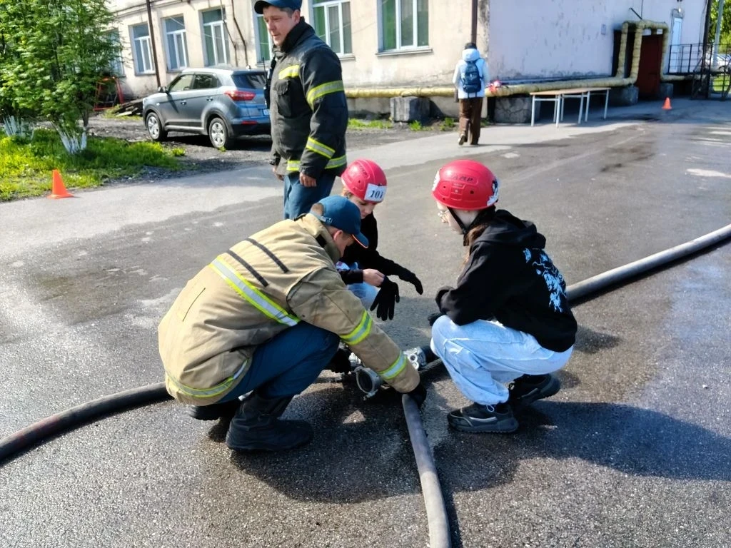 Команда ДЮП ШКОЛЫ 25 приняла участие в городских соревнованиях "Юные пожарные"  С огнем 🔥участники  