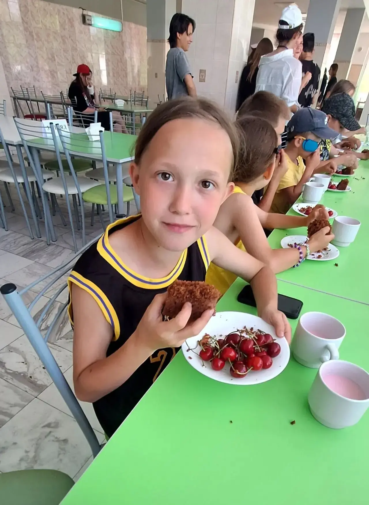 Самый сладкий полдник в этом сезоне! 🍫🍒

Шоколадный пирог + свежая черешня = идеальное летнее соче