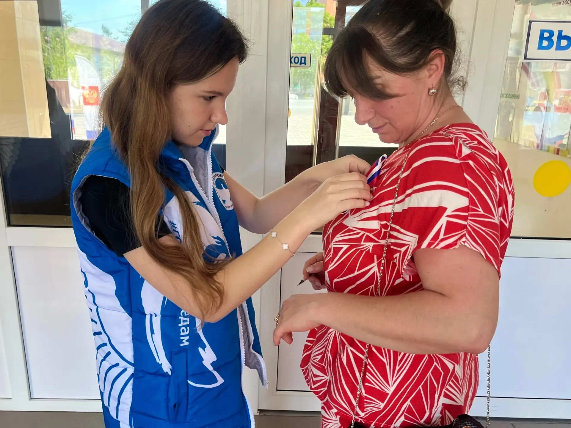 🤍«Российский триколор»
 
💙 Сегодня Волонтёры Победы в рамках праздничного концерта и в честь Дня Р