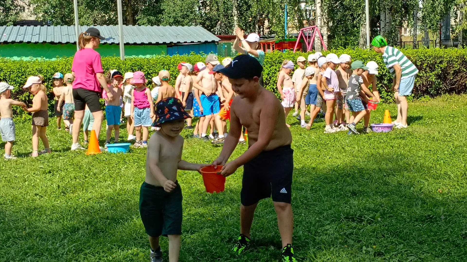 Лето 🌞🌞🌞— время ярких эмоций, солнца и весёлых игр! 

В жаркие дни мы устраиваем настоящие водные