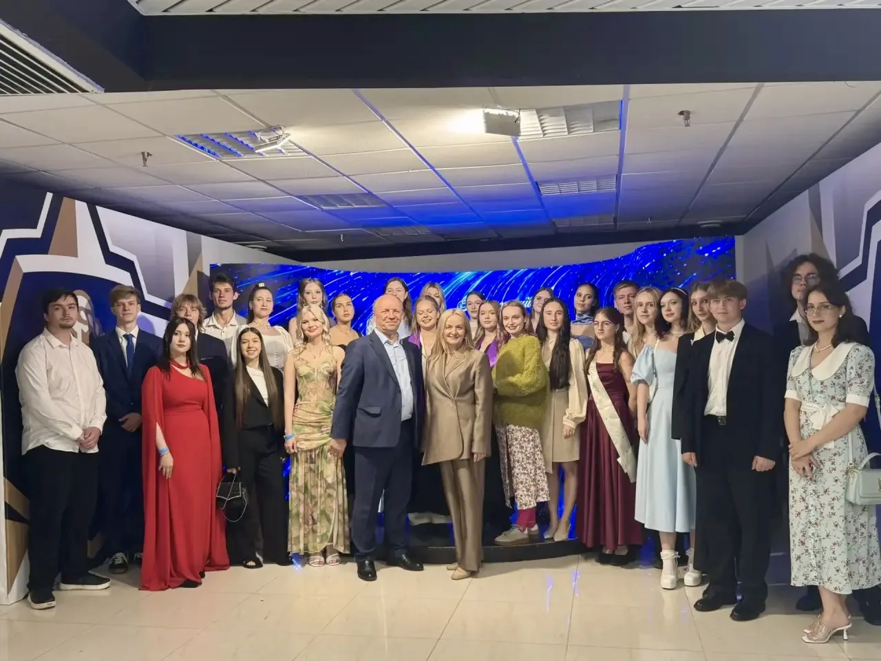 Наши выпускники на главной сцене городского выпускного🎓

Вот и отгремел городской выпускной во Влад