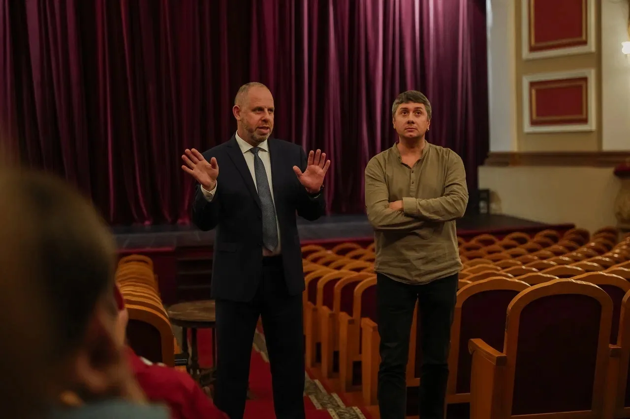 ❤️ Вчера в театре состоялось общее собрание коллектива.