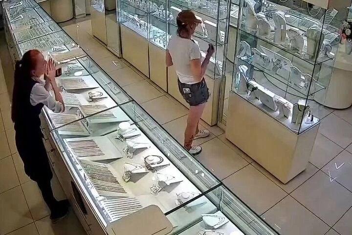 🚓 В Уссурийске грабитель разбил витрину ювелирного магазина и похитил украшения на два...