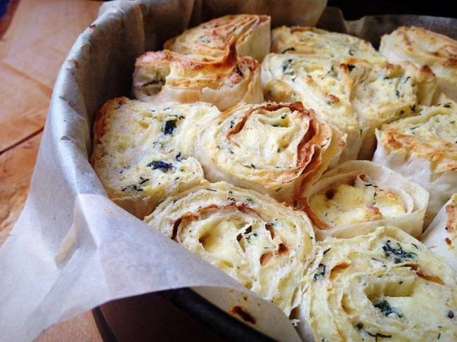 Слоёный пирог из лаваша с творогом, сыром и зеленью

Ингредиенты:

- 1,5-2 больших листа тонкого лав