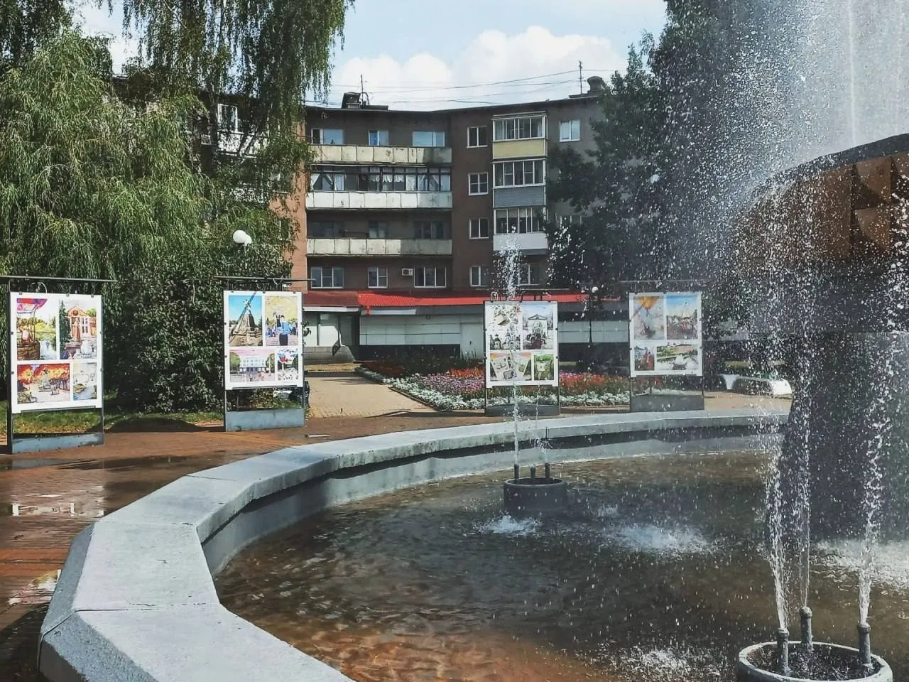 🎨 Великие Луки глазами детей — на площади Калинина открылась выставка «Тебе, мой город...