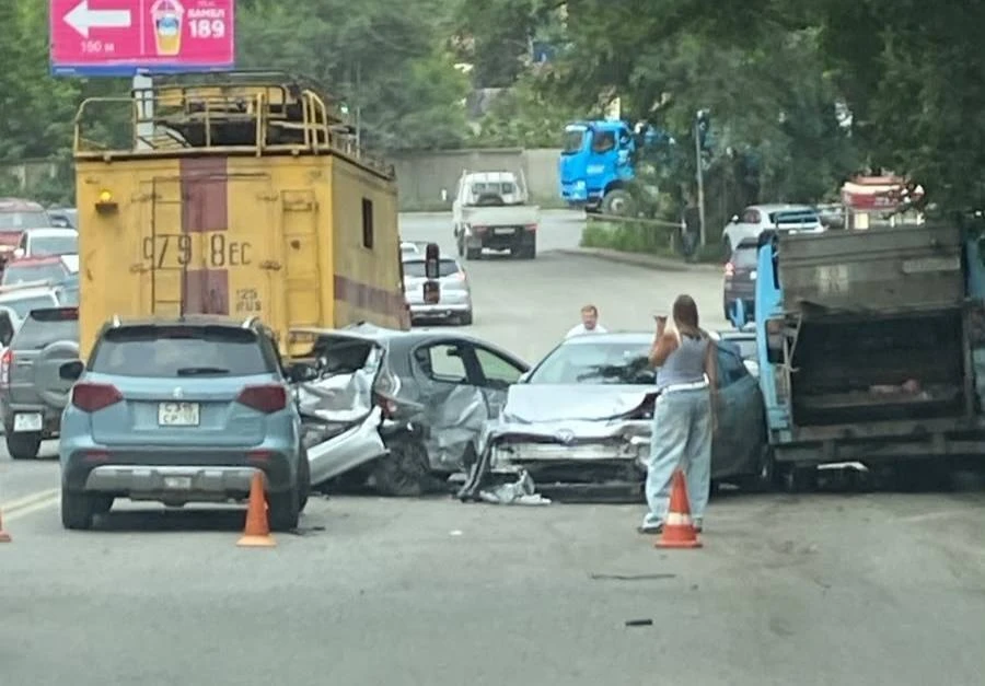 Во Владивостоке мусоровоз без тормозов собрал шесть автомобилей

Во Владивостоке в районе остановки 