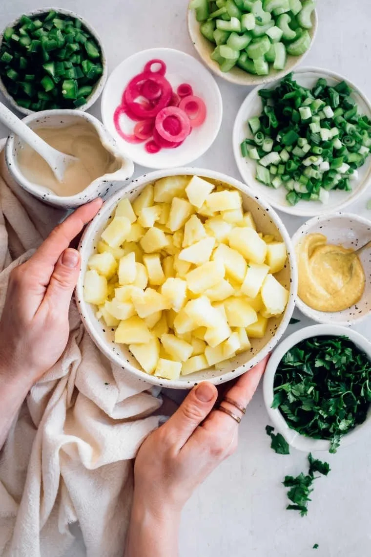 Вкусный картофельный салат

Ингредиенты:
🔹900 грамм отваренного и очищенного картофеля
🔹¾ стакана 