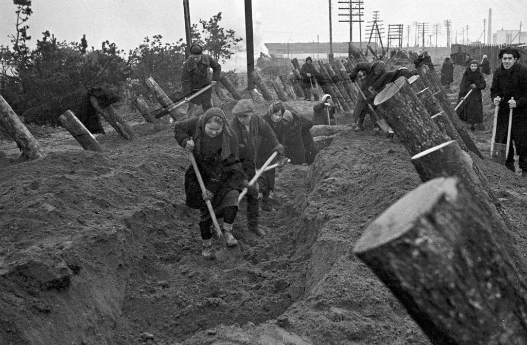 Советские граждане строят оборонительные укрепления в Москве, Россия, 1 октября 1941 года
