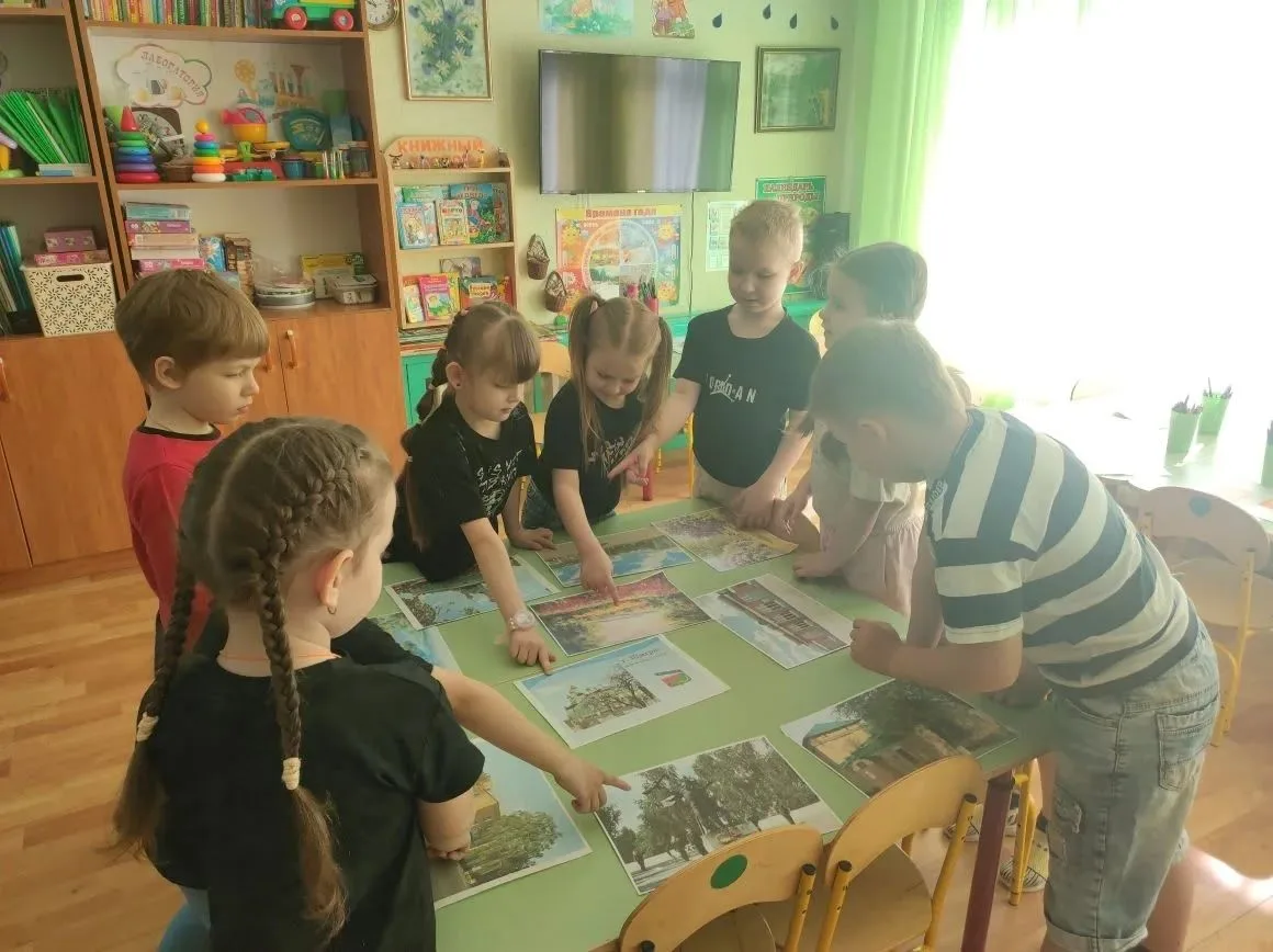 У детей - дошкольников любовь к Родине начинается с любви к самым близким своим людям, ...