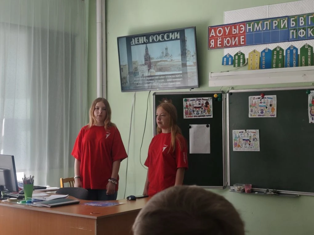 День России в нашем пришкольном лагере прошёл ярко и незабываемо! 🇷🇺❤️
С самого утра в лагере цари