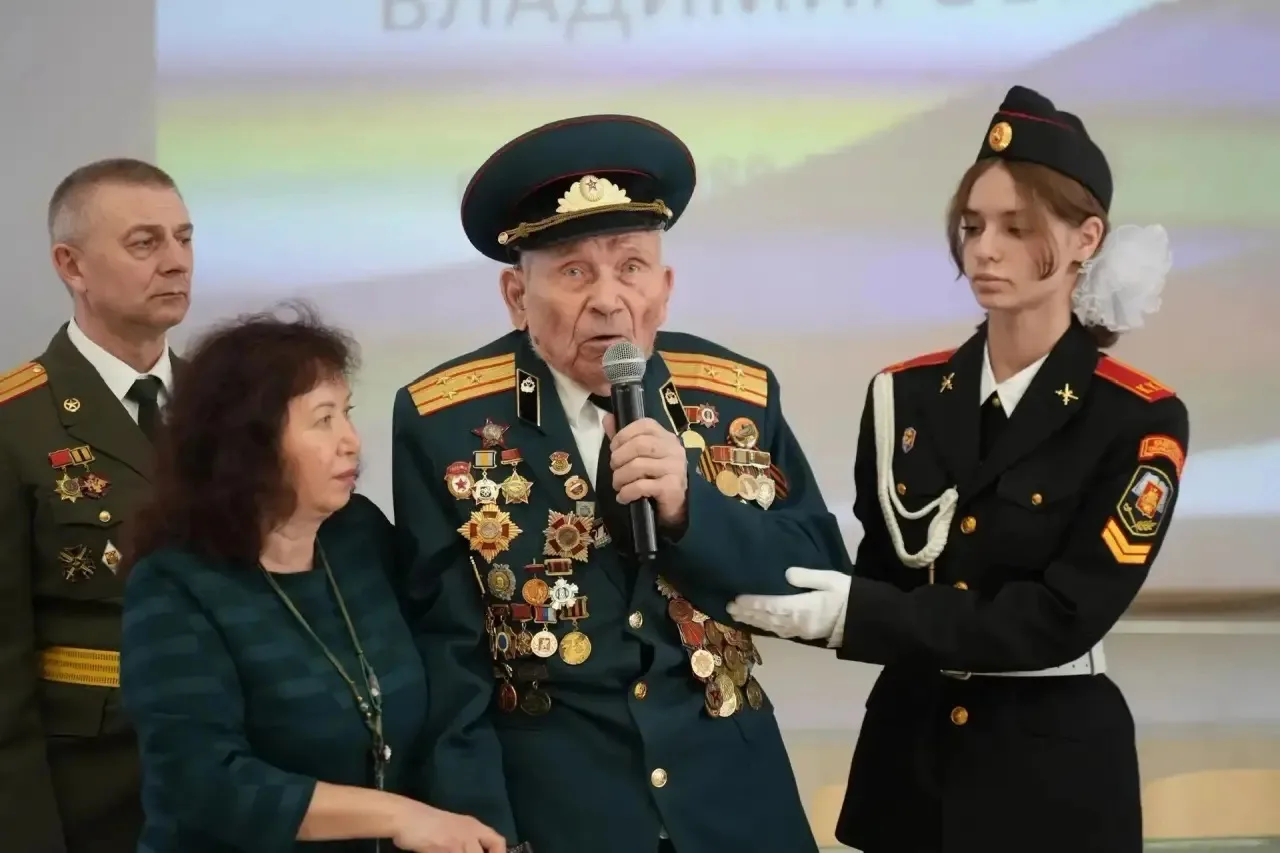 🎖В нашей школе состоялось открытие «Парты Героя» в честь выпускника нашей школы, участника СВО Андре