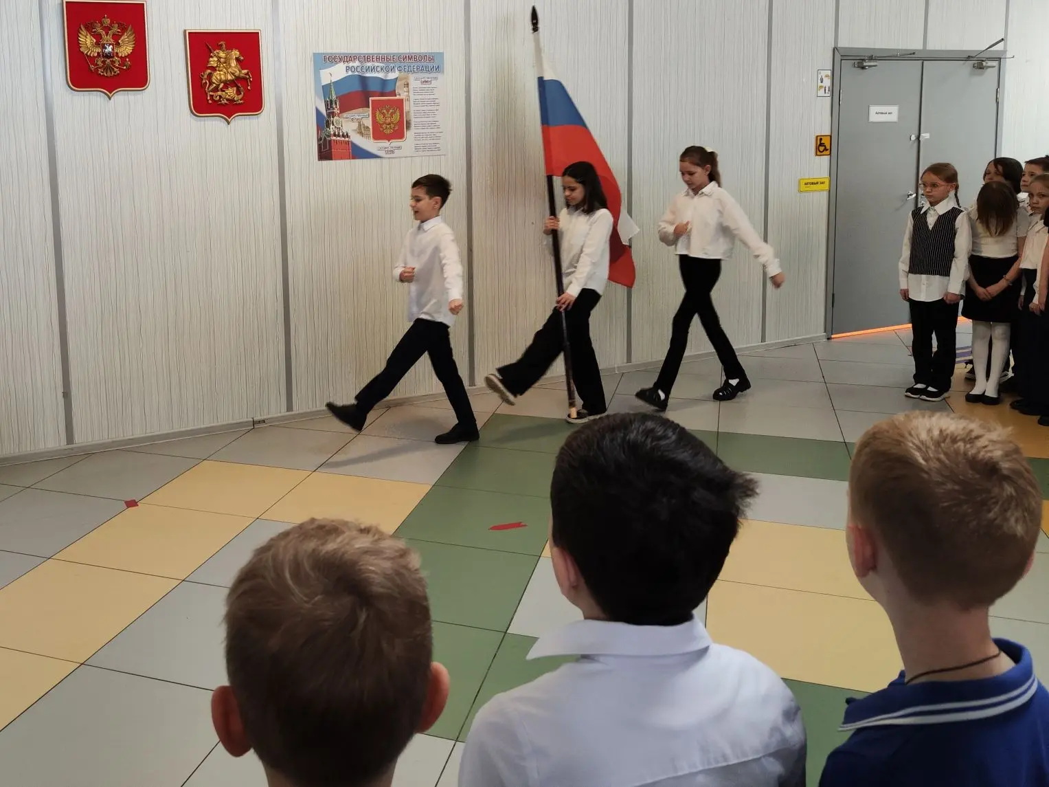 🇷🇺Торжественная церемония   Каждая неделя в нашей школе традиционно начинается с церемонии поднятия 