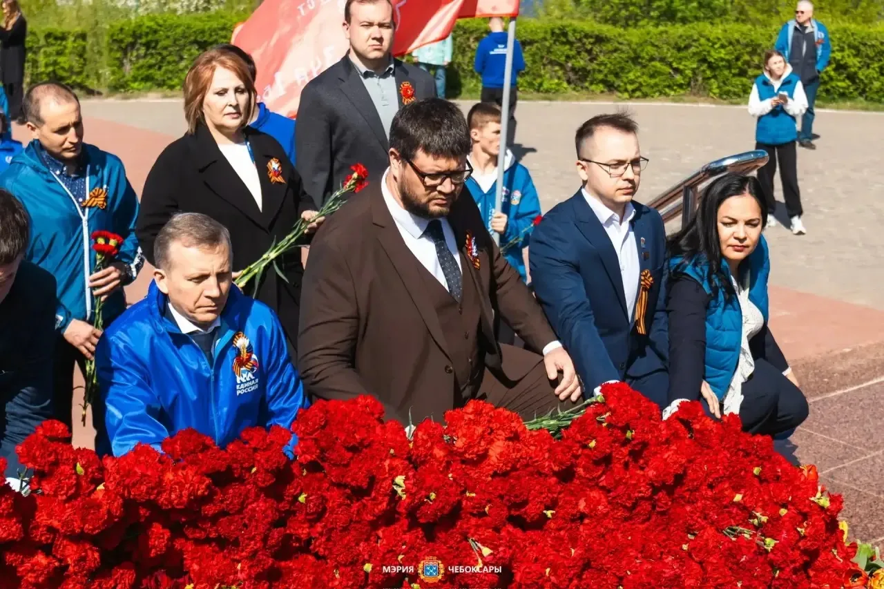 В Чебоксарах состоялась торжественная церемония возложения цветов к Вечному огню  Об этом рассказал 