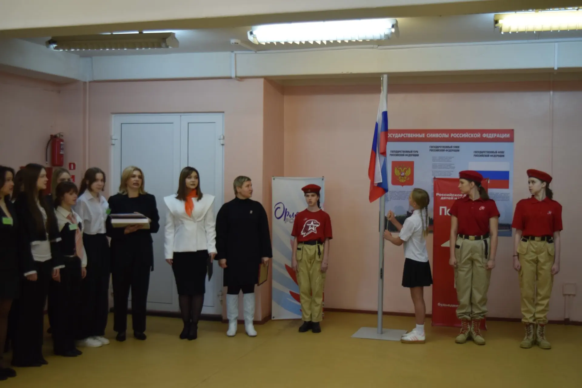 🇷🇺 Традиционно учебная неделя началась с торжественной линейки, поднятия флага и исполнения гимна Ро