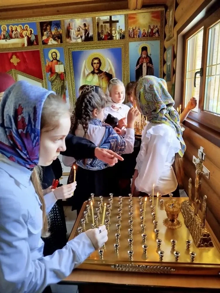 Ученики нашей школы традиционно в майские дни посетили больничный храм г. Тимашевска  Учащиеся 4-х к
