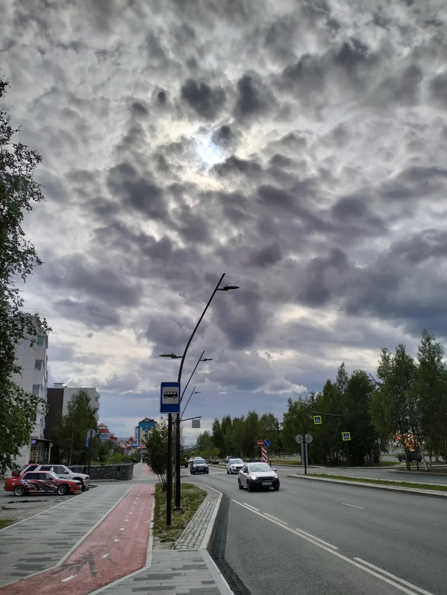Пушистые облака окутали небо над городом😍