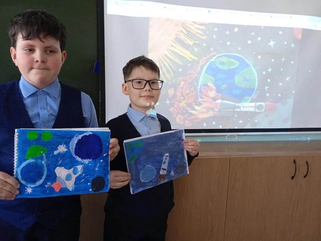 Учащиеся 4" Б" класса активно принимают участие в Неделе космонавтики.  На уроке ИЗО рисовали космос