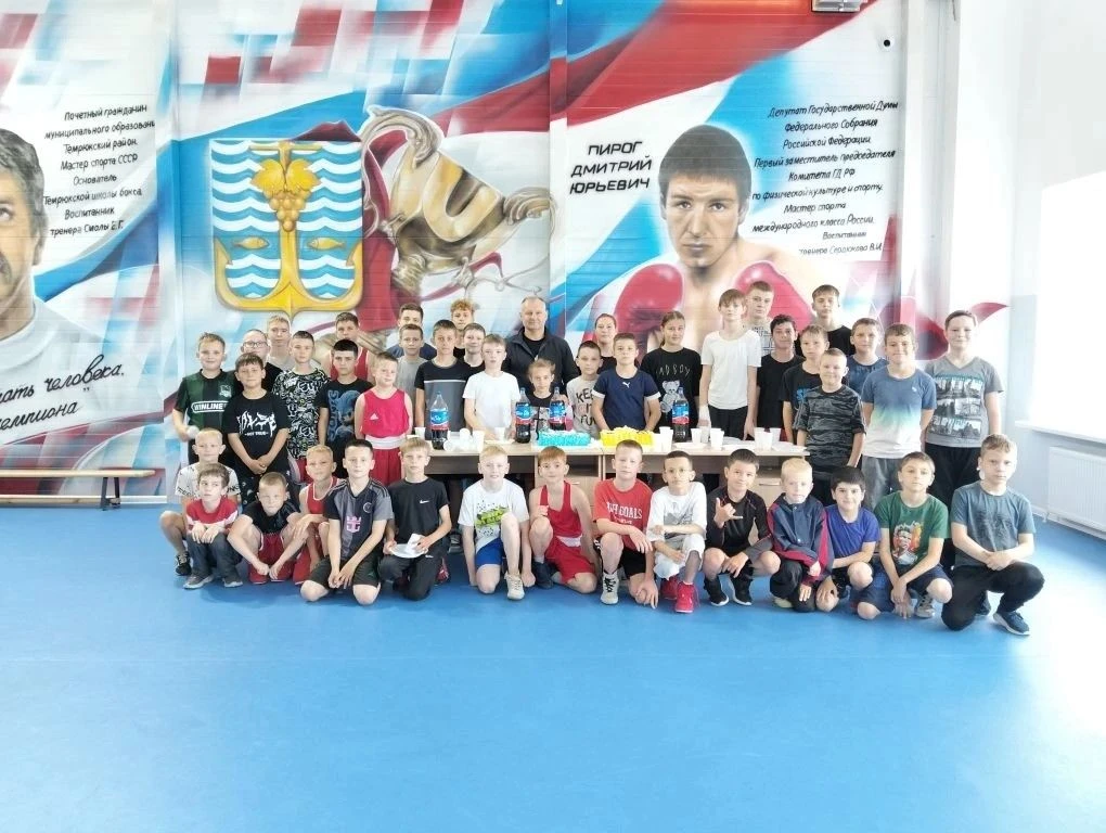 Сладкий стол организованный родителями для наших спортсменов 🎂🎁👍