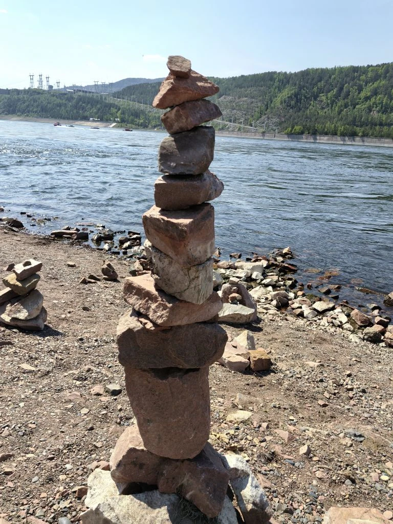 📍 Кто знает, где находится этот удивительный берег каменных фигур?
