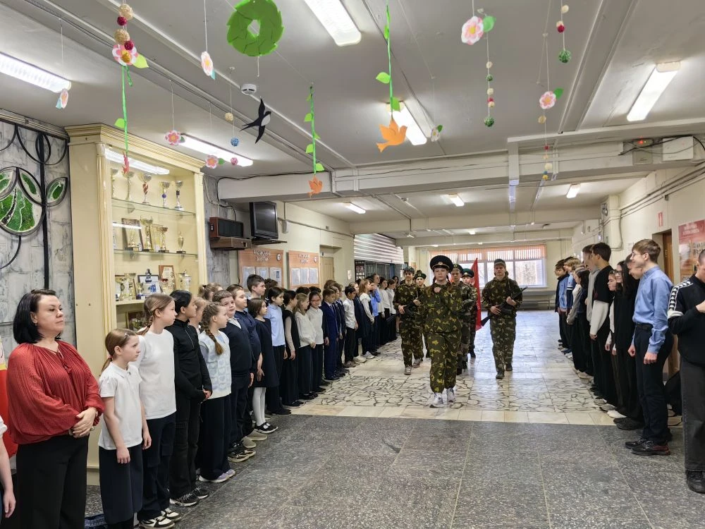 ⚡️📝РАЗГОВОРЫ О ВАЖНОМ  🇷🇺 Утро понедельника в нашем лицее  традиционно началось с торжественной лине