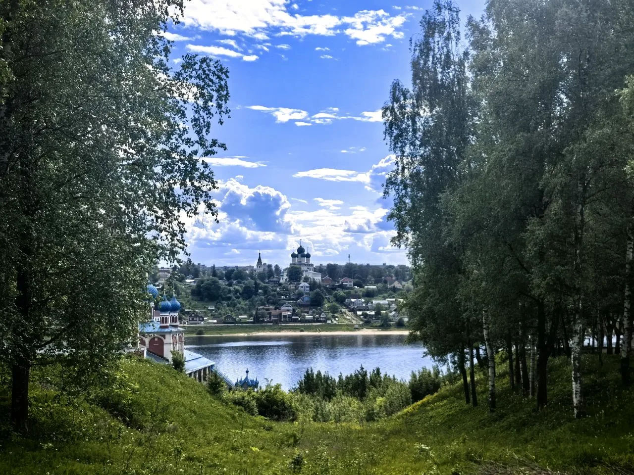 За городом, у реки, в незнакомом переулке соседнего города лето всегда говорит с нами ч...