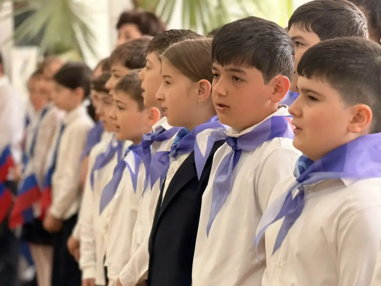 🗓️ Утро 25 мая в лицее по традиции началось с торжественной линейки, церемонии выноса Государственно