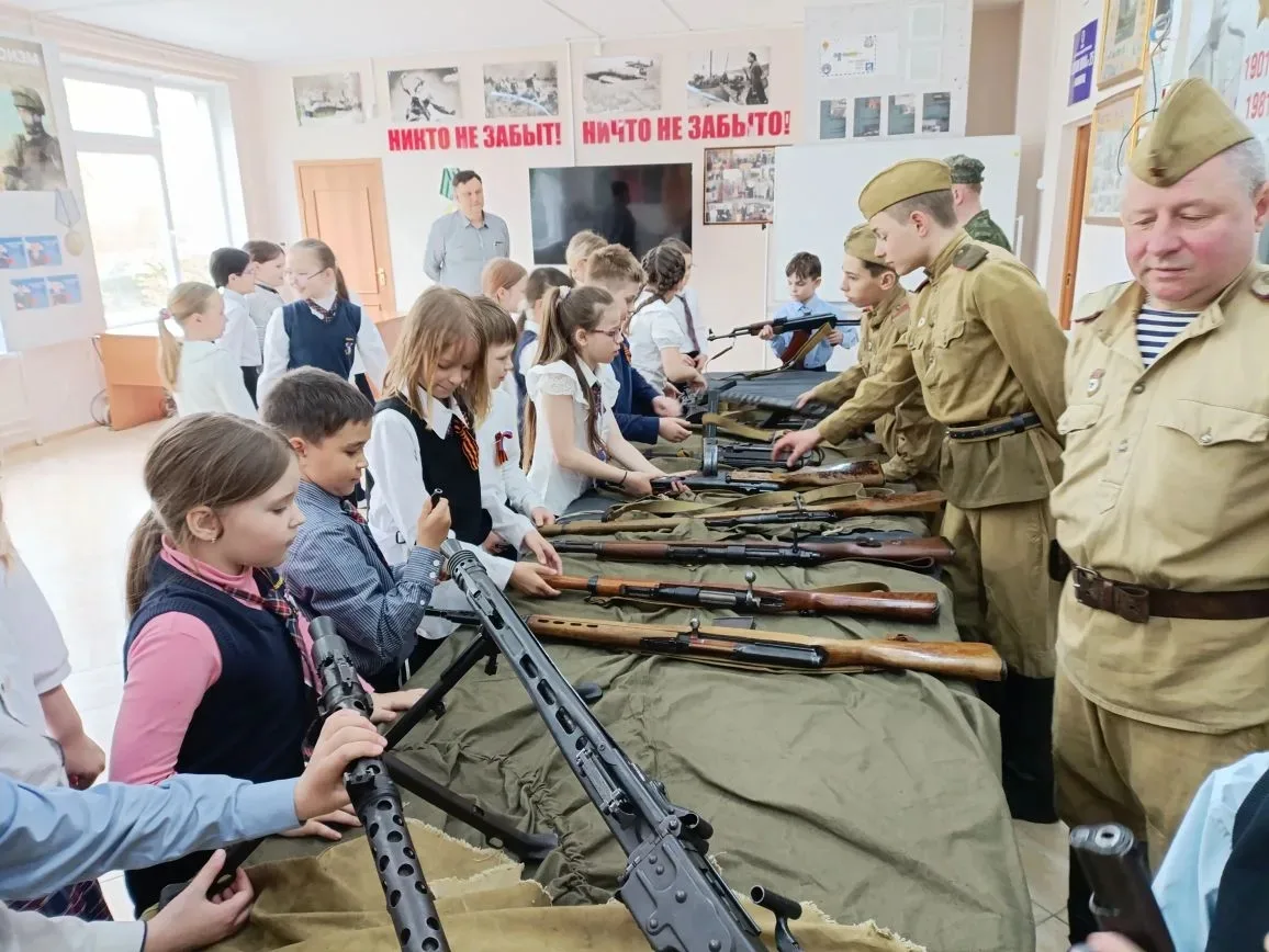 ✏️Сегодня в лицее прошла  поистине захватывающая  выставка!   К нам приехали увлечённые  реконструкт