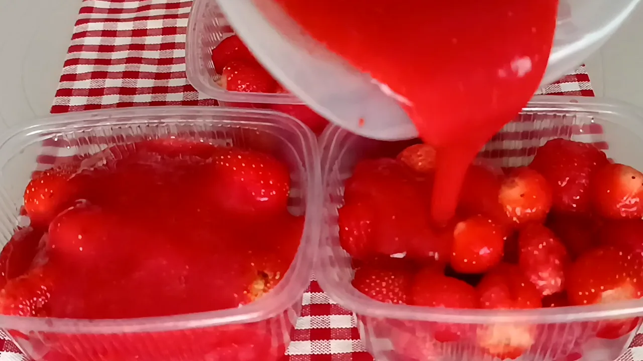 🍓 КЛУБНИКА НА ЗИМУ - классный способ заморозки клубники. Вкусно и полезно!
Очень здорово зимой дост
