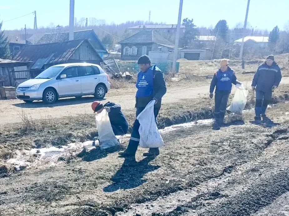 Сегодня вновь состоялся Всекузбасский субботник.  На большую уборку вышли сотрудники самых разных го