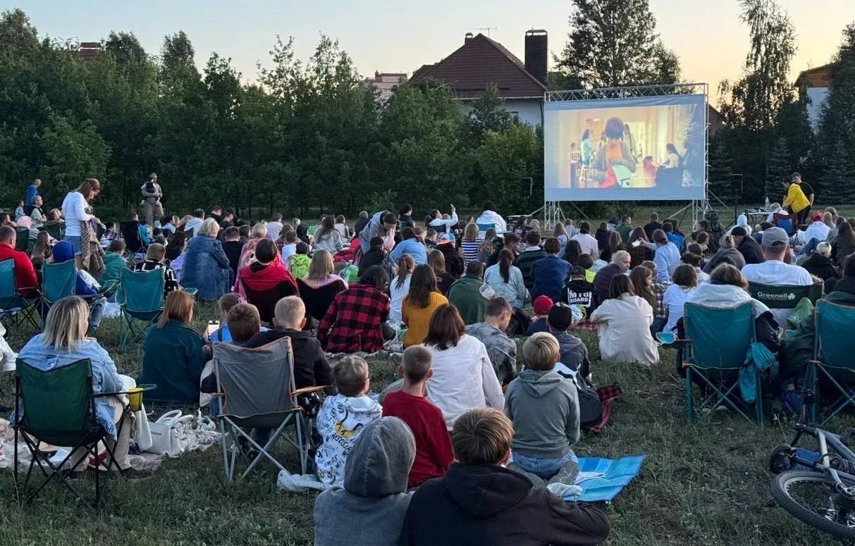 Летние кинотеатры во дворах возвращаются на улицы Иркутска! 

На этой неделе жителей приглашают на д