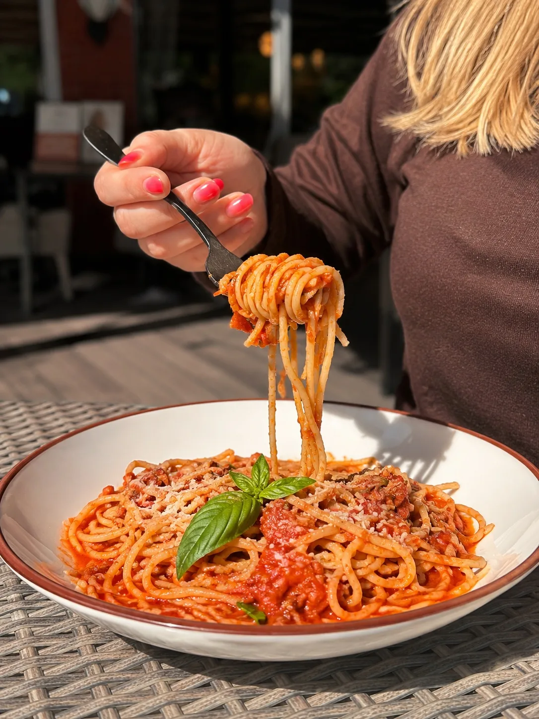 У каждой семьи есть свой рецепт болоньезе 🍝
Тот самый соус, который долго томится на плите, собирае