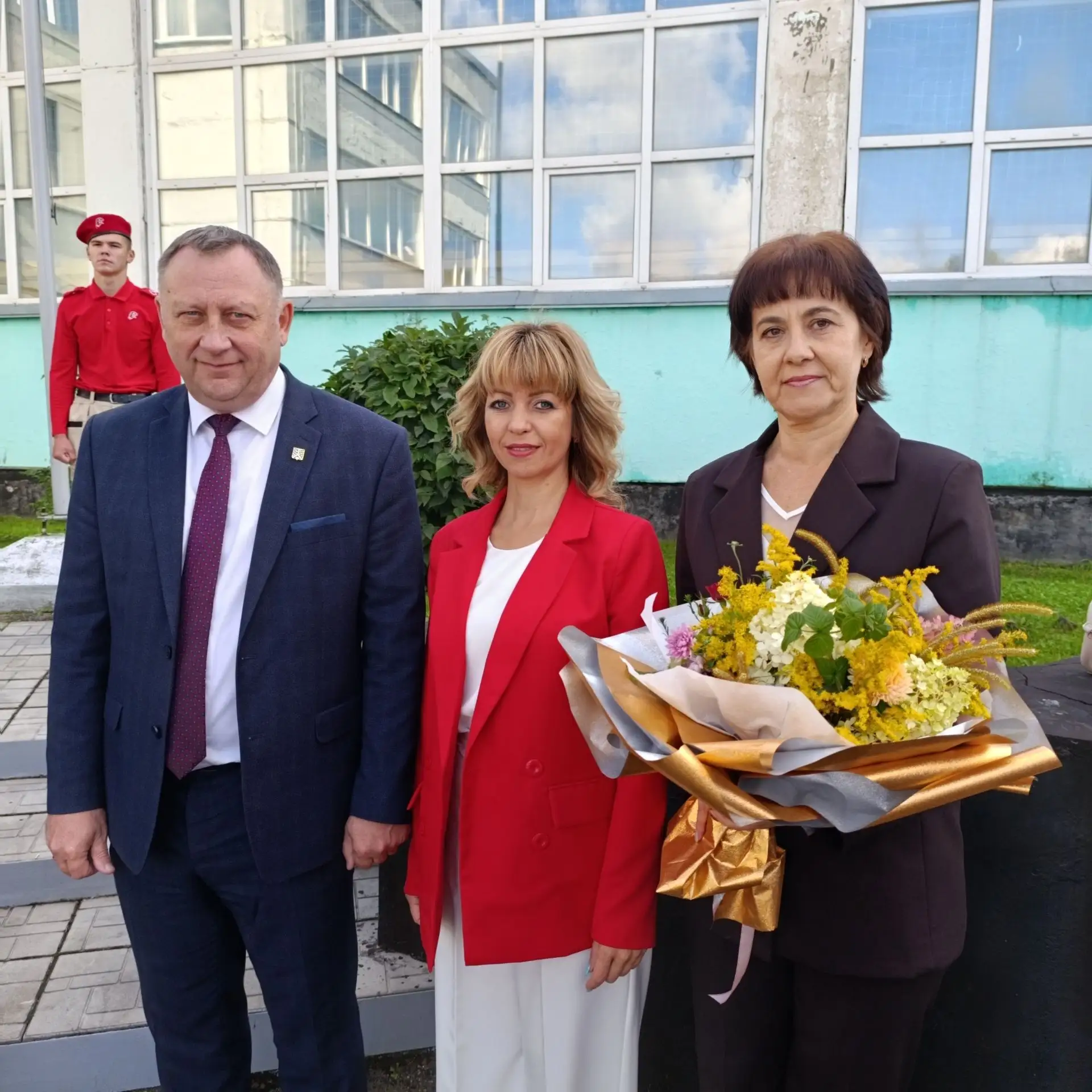 Принял участие в торжественной линейке в Безруковской школе.