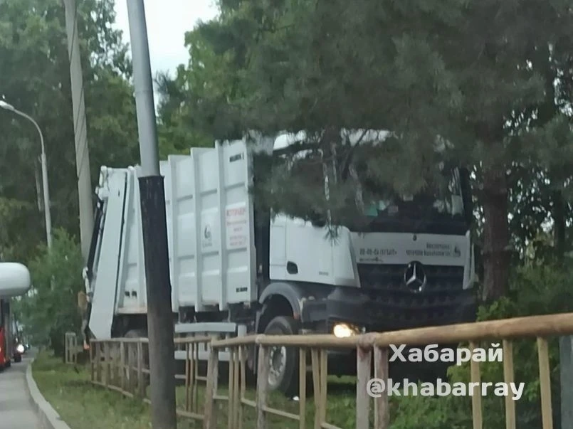 🚧 Две недели спустя: сбитый мусоровозом забор так и лежит у дороги